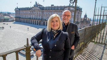 O casal curte a vista da Praça do Obradoiro com o Palácio de Raxoi ao fundo. - ÁLVARO TEIXEIRA