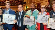 Em evento solene na Câmara Municipal do Rio, Rita Barros entrega o certificado a Marcio, ao lado do ex-senador João Carlos Bruno e de Arlindo, Fernanda e Evandro. - CADU PILOTTO