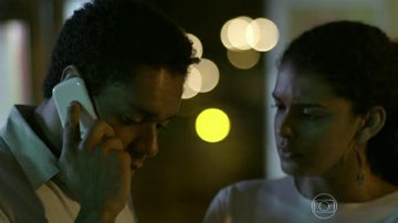 Em Babilônia, ator usa celular de cabeça pra baixo - TV Globo/Reprodução