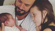 Paulo Vilhena com os filhos de Fe Rodrigues e Raoni Carneiro - Reprodução Instagram