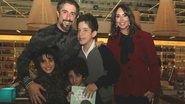 Marcos Mion ao lado dos filhos e da esposa - AGNEWS