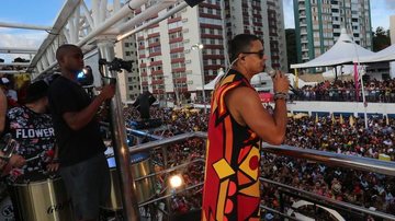 Xanddy, do Harmonia do Samba, em bloco em Salvador neste domingo (11) - Wesley Costa/AgNews