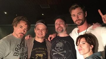 Em NY, Robert Downey Jr., Scarlett Johansson, Chris Hemsworth e Jeremy Renner estiveram em um studio de tatuagem juntos - Reprodução/Instagram