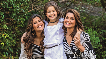 Flávia Alessandra se emociona ao ganhar surpresa de aniversário das filhas - Foto/Destaque Instagram