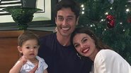 Isis Valverde posa com o marido e o filho, Rael: ''Feliz Natal'' - Instagram