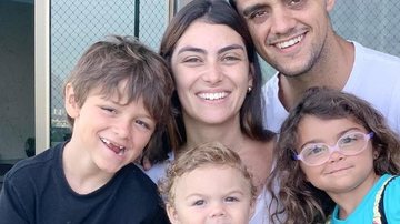 Mariana Uhlmann posa com o marido e os três filhos - Reprodução/Instagram