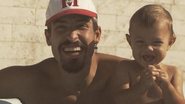 Vinicius Martinez mostra Tin sorridente com uma câmera - Reprodução/Instagram