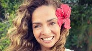 Claudia Ohana encanta ao catar conchas na praia - Reprodução/Instagram