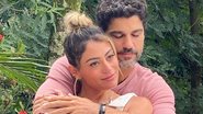 No mar, Carol Castro dá beijo de cinema em Bruno Cabrerizo - Reprodução/Instagram
