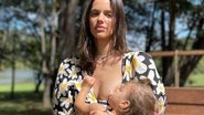 Laura Neiva exibe barriguinha de gravidez ao lado da filha - Reprodução/Instagram