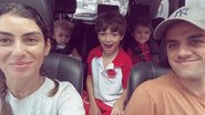 Felipe Simas surge coladinho com sua família durante viagem - Reprodução/Instagram