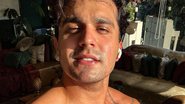 De cueca, Luan Santana esbanja boa forma enquanto toma Sol - Reprodução/Instagram