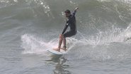 Cauã Reymond mostra habilidade ao surfar em praia no Rio de Janeiro - Foto/AgNews