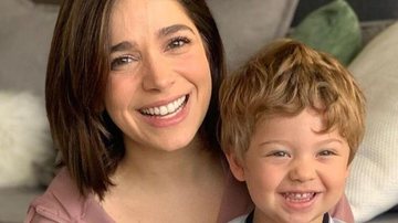 Em registro de mãe e filho, a atriz Sabrina Petraglia aparece sorridente com o pequeno Gael na piscina - Reprodução/Instagram